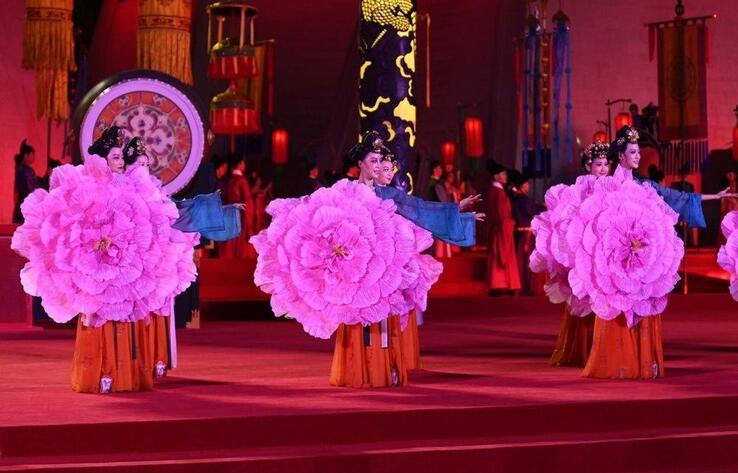 Theatrical performance at Lotus Park in Xi'an
