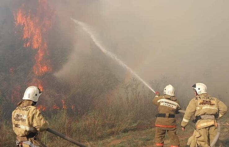 Для тушения крупного пожара в Абайской области привлекли вертолеты