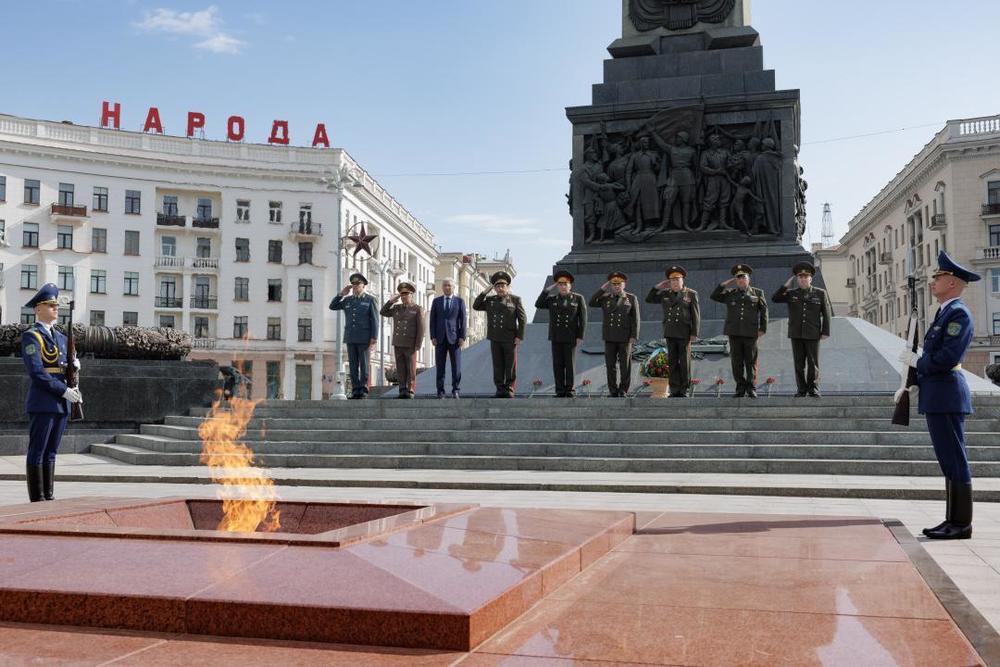 В Минске министр обороны Казахстана почтил память павших воинов. Фото: Минобороны РК