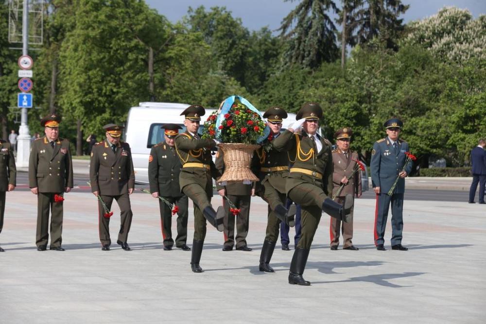 В Минске министр обороны Казахстана почтил память павших воинов. Фото: Минобороны РК