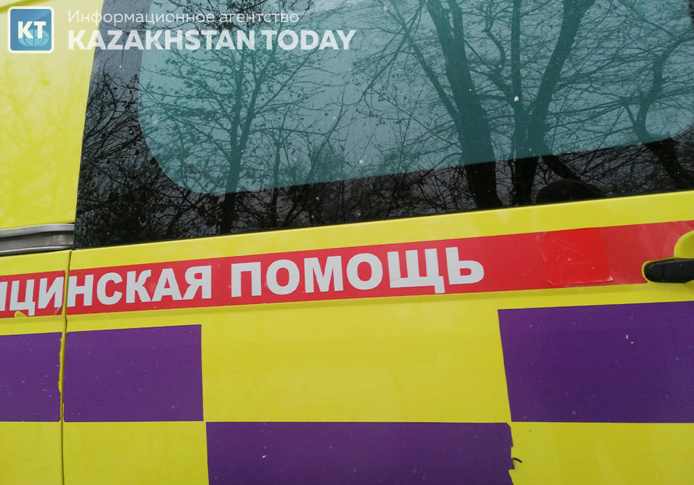 В Петропавловске автомобиль врезался в остановку: есть пострадавшие
