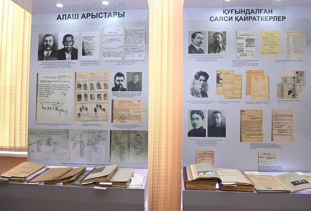 Президент посетил Центр по изучению материалов политических репрессий ХХ века