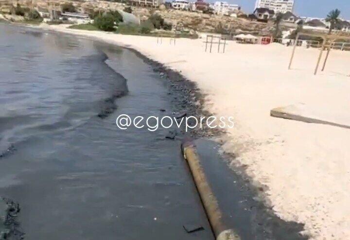 Жители Актау обеспокоены почерневшей водой в Каспии