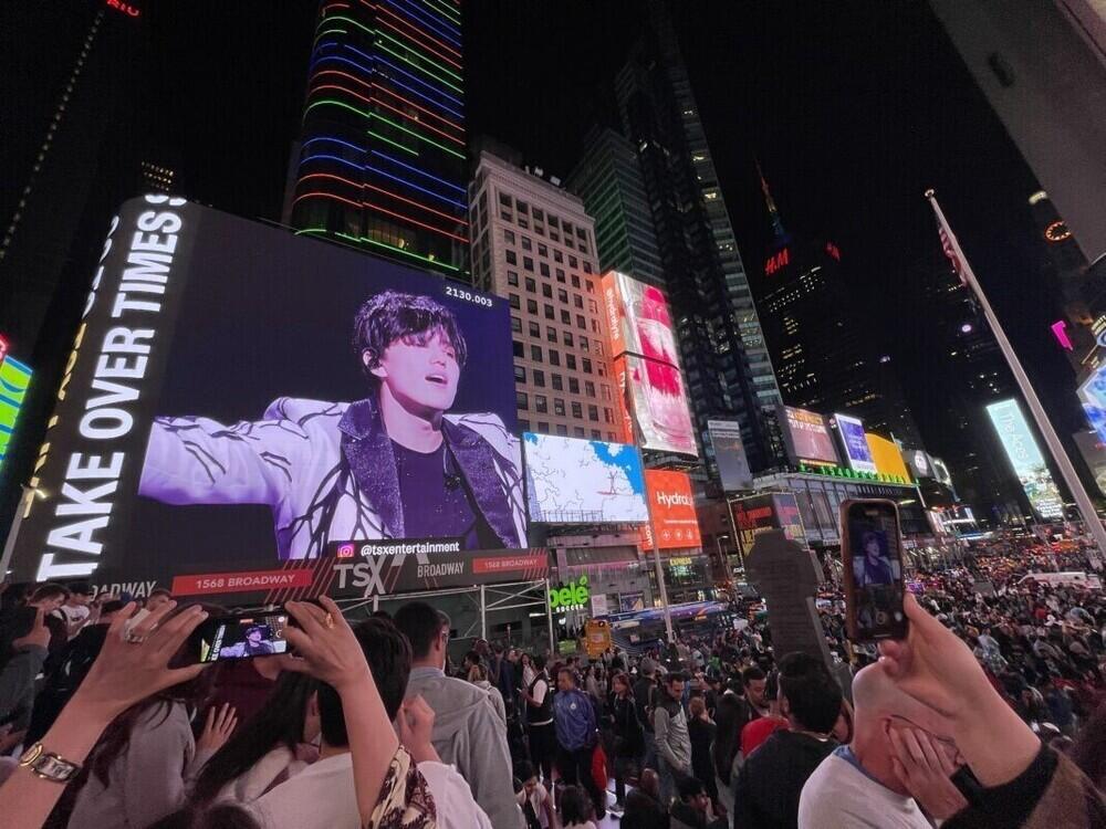 Video in support of Dimash’s composition ‘Omir’ broadcasted in Times Square