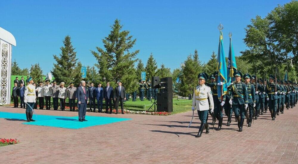 Президент принял участие в церемонии поднятия государственного флага