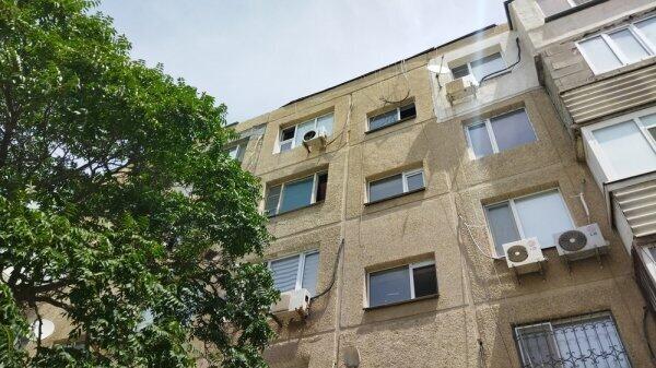 Ребенок выпал из окна четвертого этажа в Актау