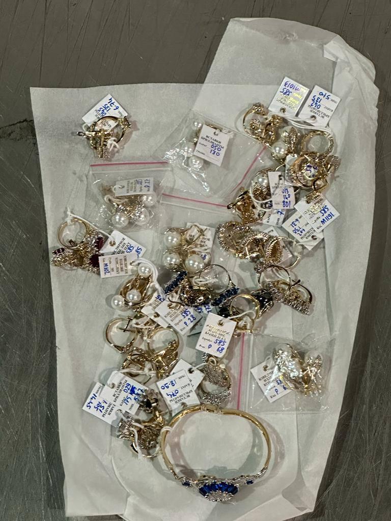 Крупную партию дорогих ювелирных изделий задержали в аэропорту Астаны