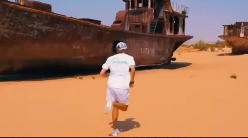Athlete covered 42 kilometers along the bottom of the Aral Sea