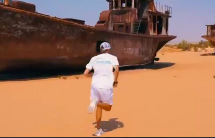 Athlete covered 42 kilometers along the bottom of the Aral Sea