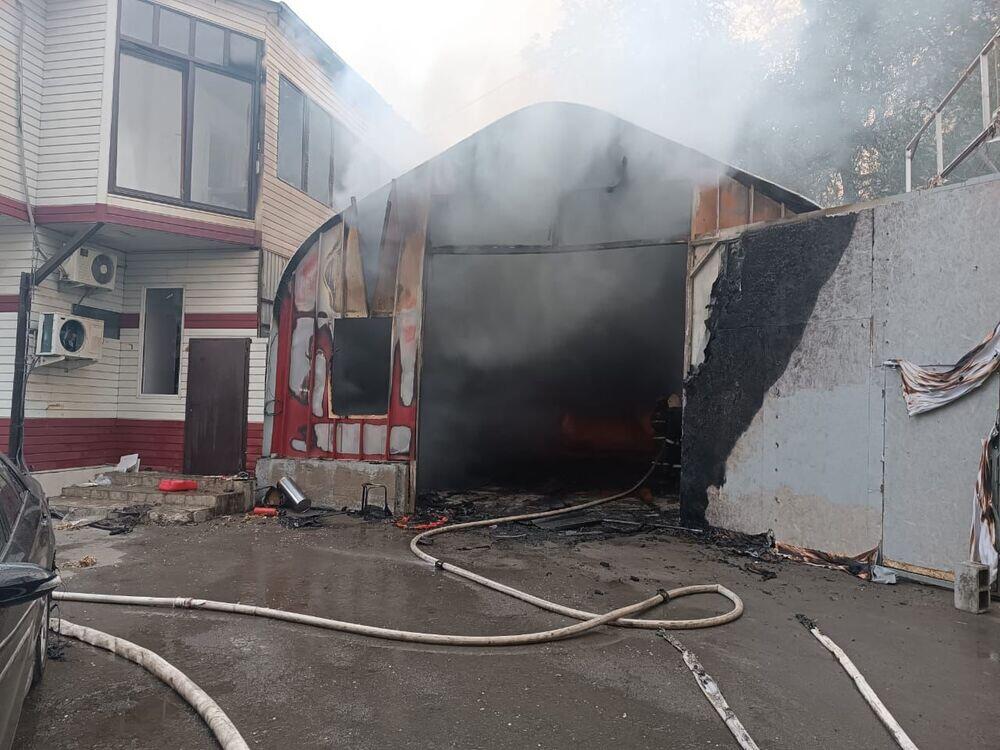 В Алматы пожар с гаража перекинулся на кафе. Фото: ДЧС Алматы