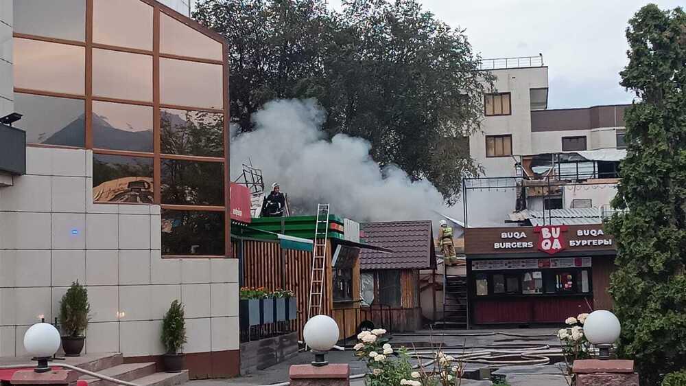 В Алматы пожар с гаража перекинулся на кафе. Фото: ДЧС Алматы