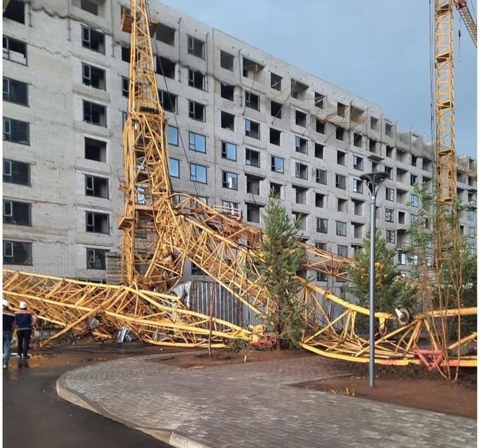 В Астане ветер столкнул два башенных крана