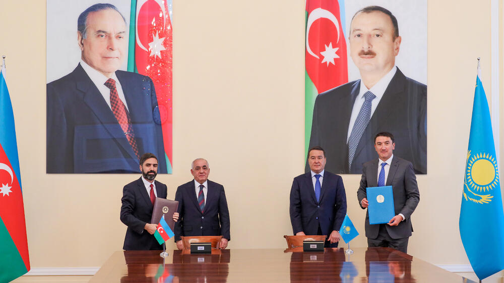 Казахстан и Азербайджан договорились об увеличении числа авиарейсов и развитии ТМТМ 