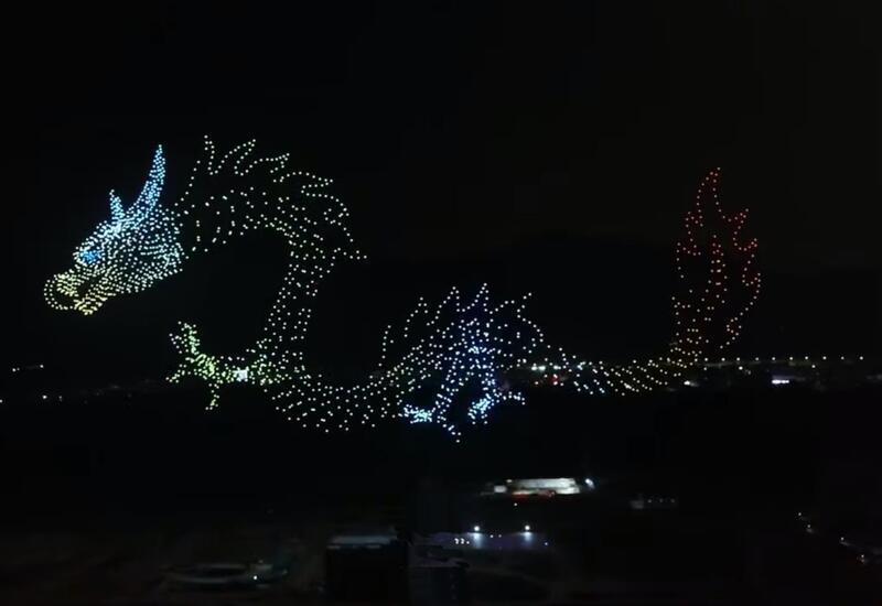 В Китае на фестивале лодок драконов показали эффектное шоу дронов