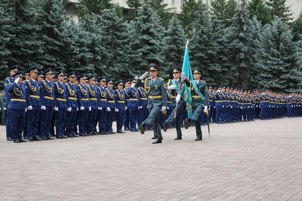 В Актобе и Алматы прошли выпуски военных интернов и курсантов