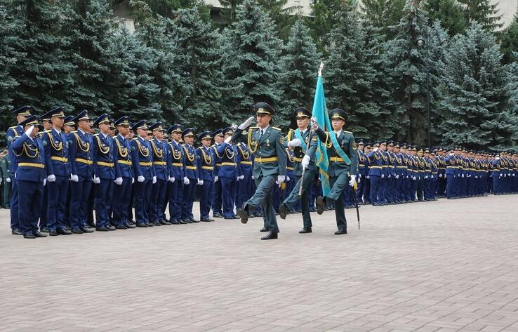 В Актобе и Алматы прошли выпуски военных интернов и курсантов