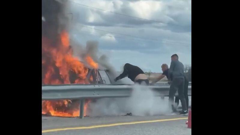 Мужчина вытащил человека из горящей машины на трассе Астана - Кокшетау