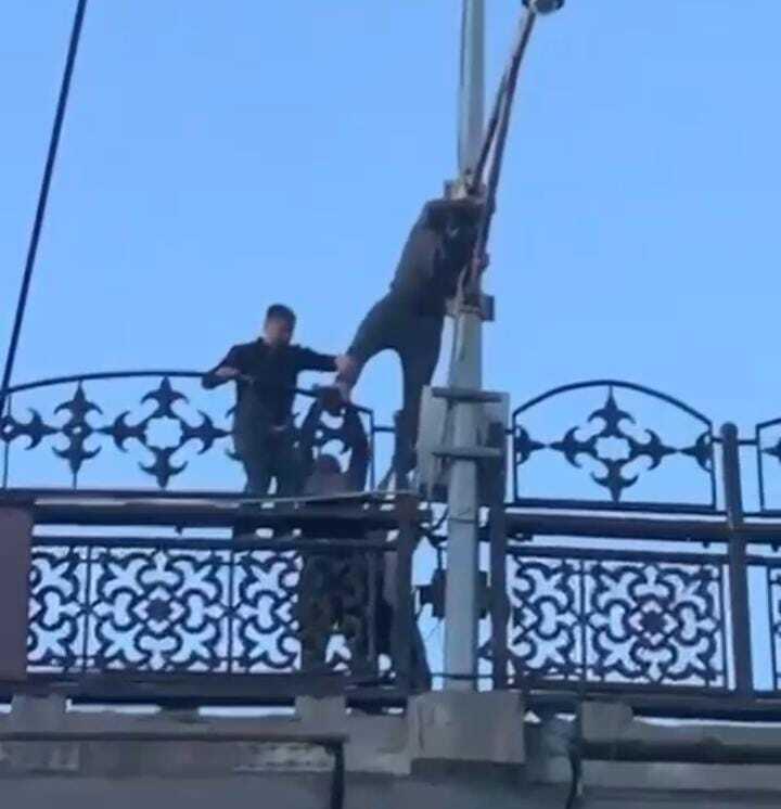 В Караганде мужчина пытался спрыгнуть с моста 
