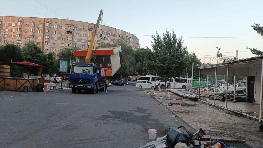 В Алматы сносят незаконно построенное кафе с торговыми павильонами