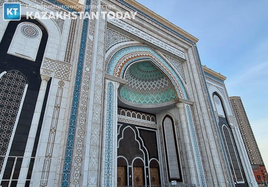 Токаев посетил мечеть Хазрет Султан в праздник Курбан айт