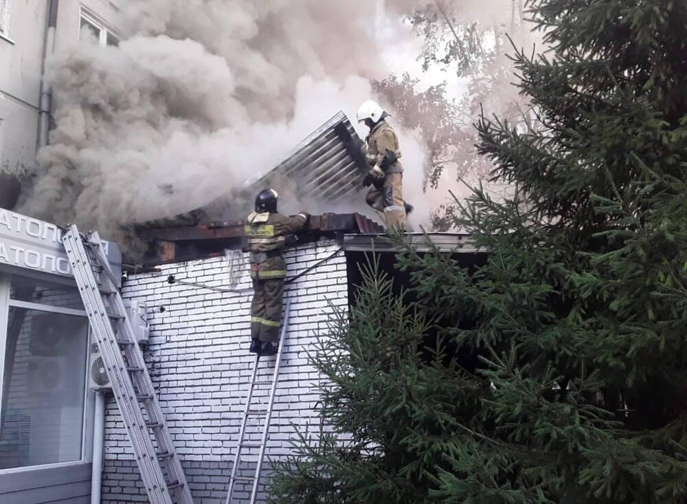 В Усть-Каменогорске произошел пожар в кафе: эвакуировано 55 человек 
