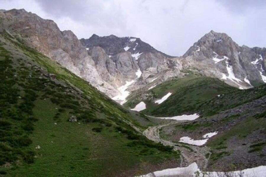 В Туркестанской области третьи сутки ищут туриста, упавшего с вершины горы