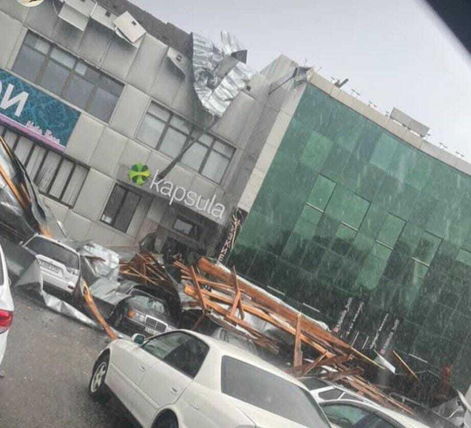 Ветер сорвал крышу торгового дома в Павлодаре: два человека пострадали 