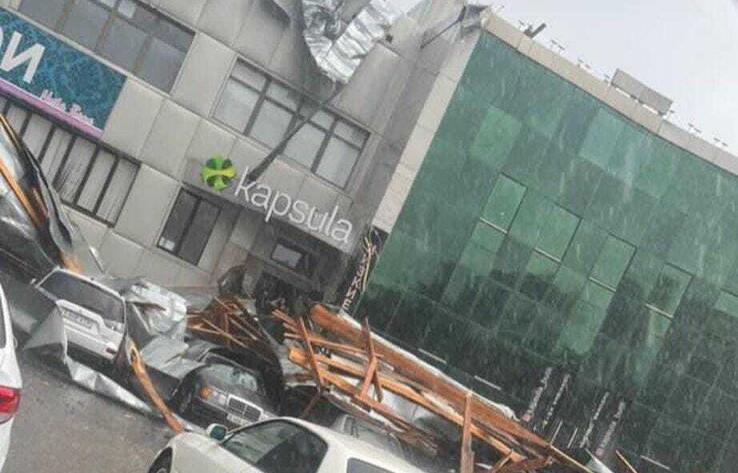 Ветер сорвал крышу торгового дома в Павлодаре: два человека пострадали 