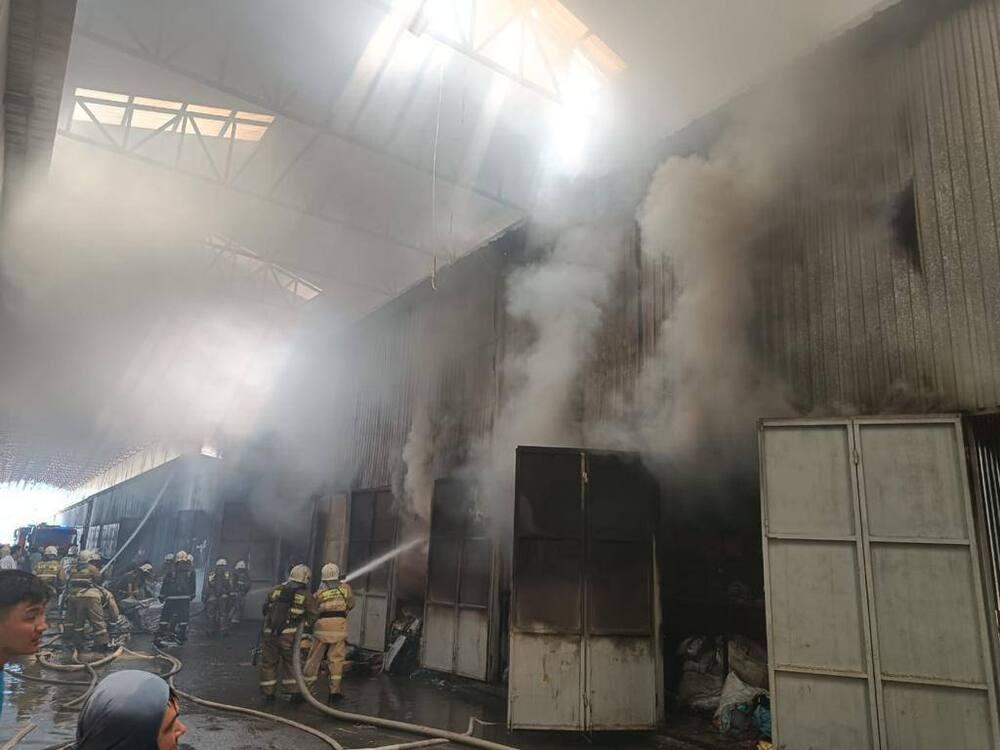 В Алматы на рынке "Кенжехан-2" произошел пожар