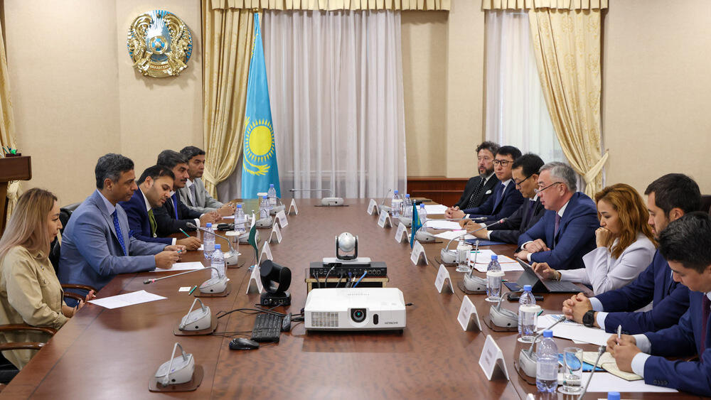 Глава МТИ провел встречу по вопросам развития торгово-логистических возможностей между Казахстаном и Пакистаном