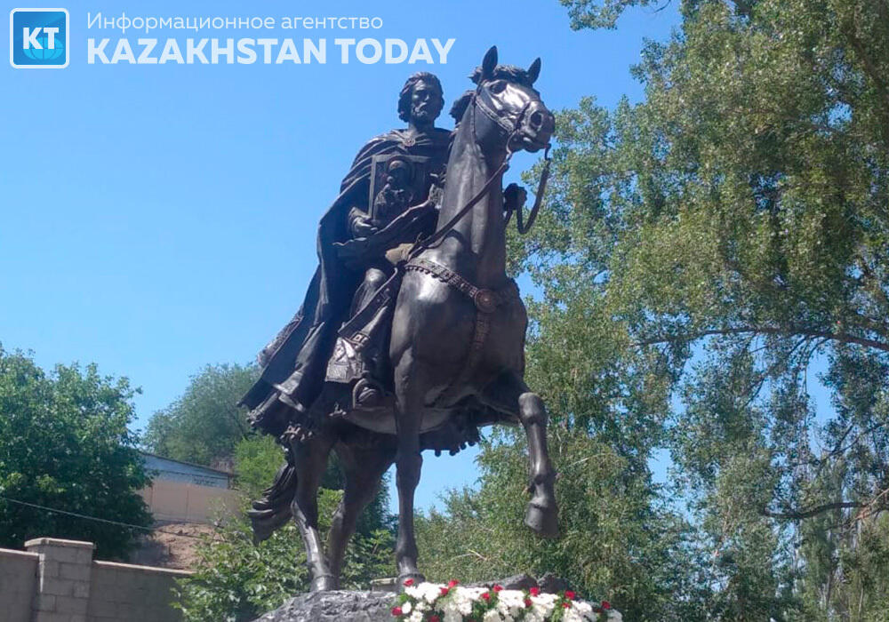 В Алматы открыли памятник Александру Невскому