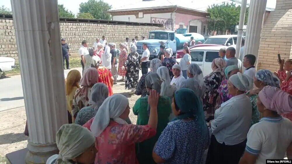 Женщины вышли на акцию протеста против педофилии в Туркестанской области