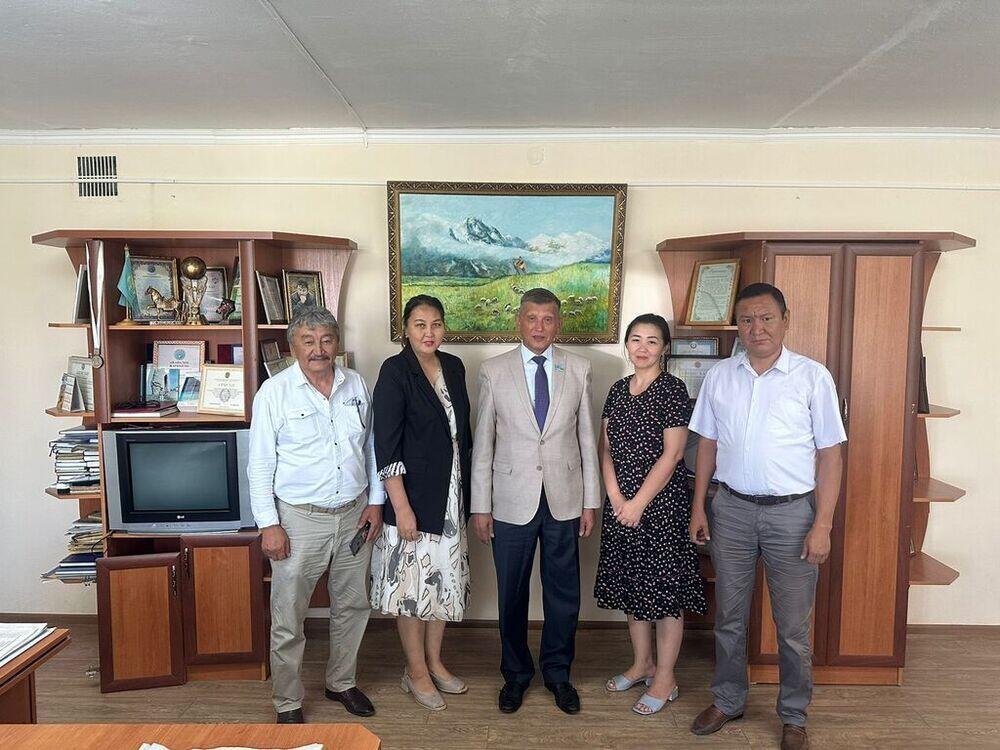 The senator met with the staff of the regional newspaper