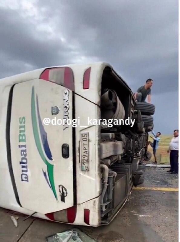 Автобус с пассажирами перевернулся на трассе в Карагандинской области из-за сильного ветра