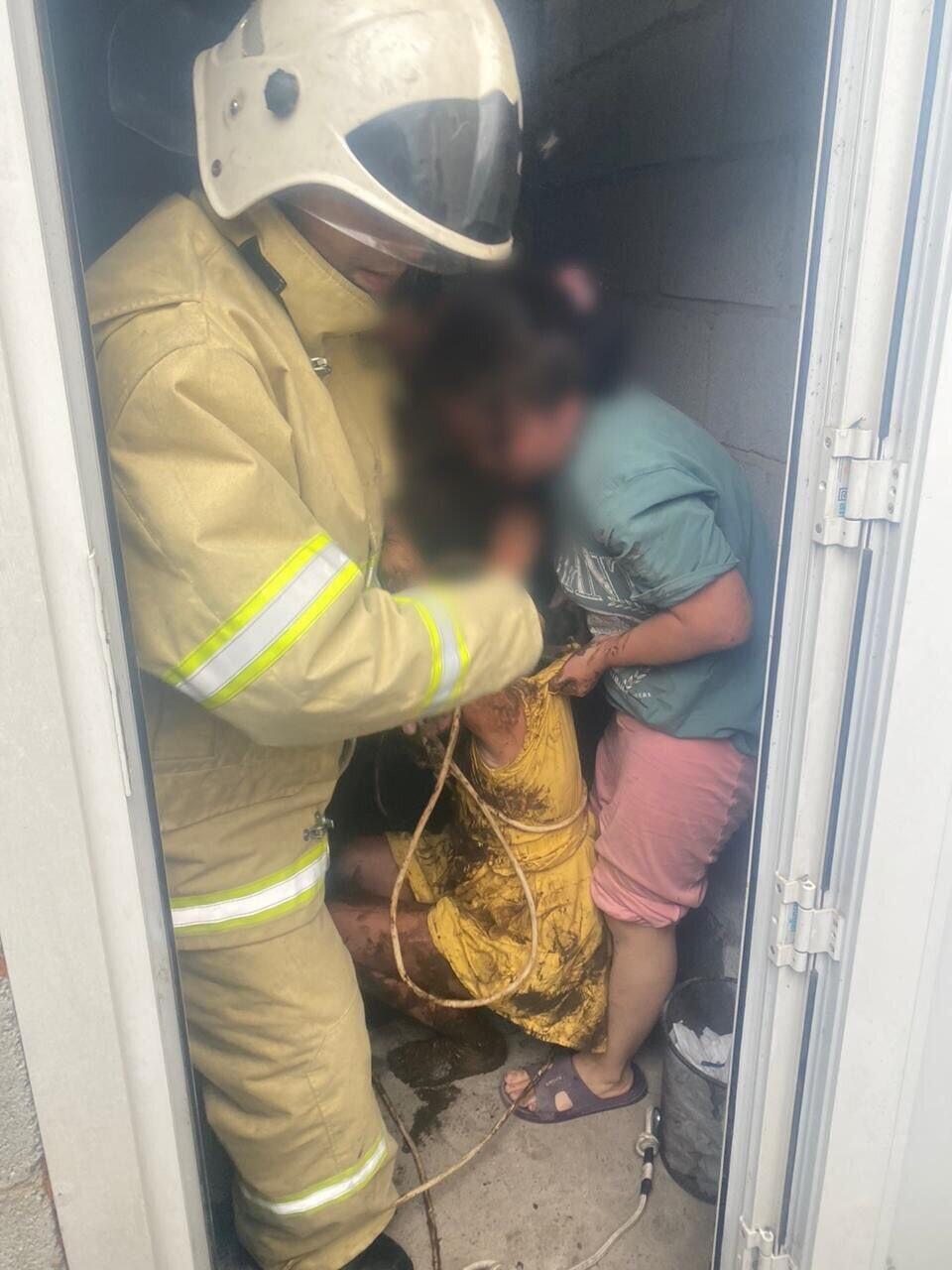 В Алматинской области спасатели вытащили из септика двоих детей 