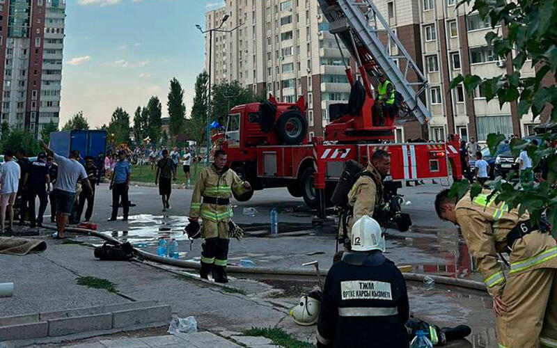 В Алматы люди выпрыгивали из окон горящего ЖК