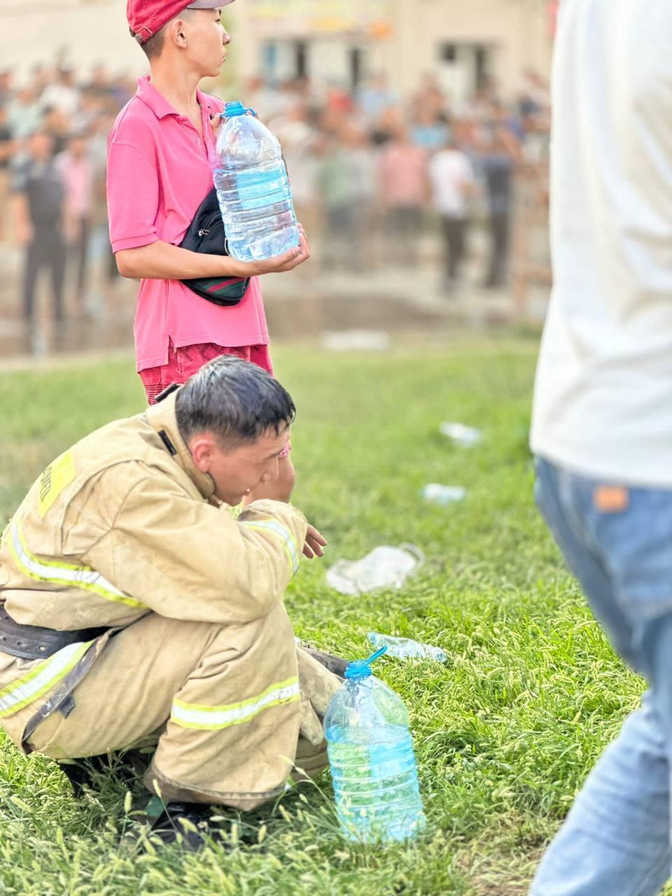 В Алматы люди выпрыгивали из окон горящего ЖК  