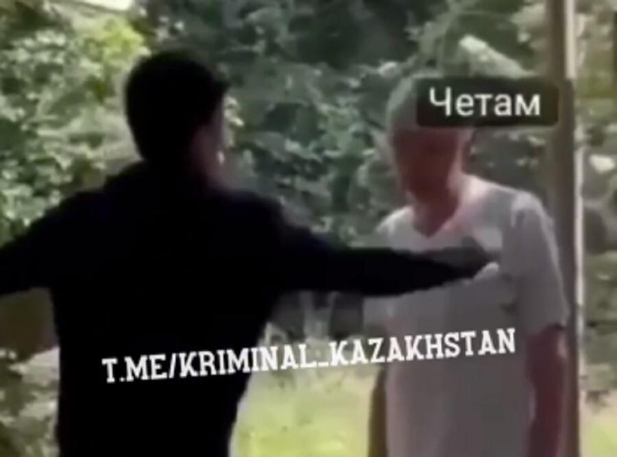 Подросток избил пожилого мужчину ради видеоролика