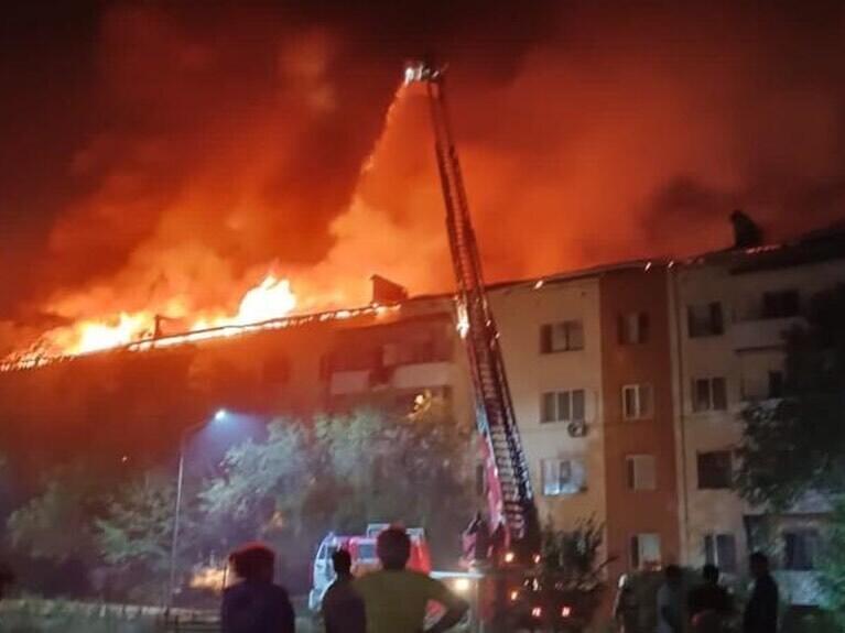 В Конаеве из горящей многоэтажки вынесли 20 газовых баллонов