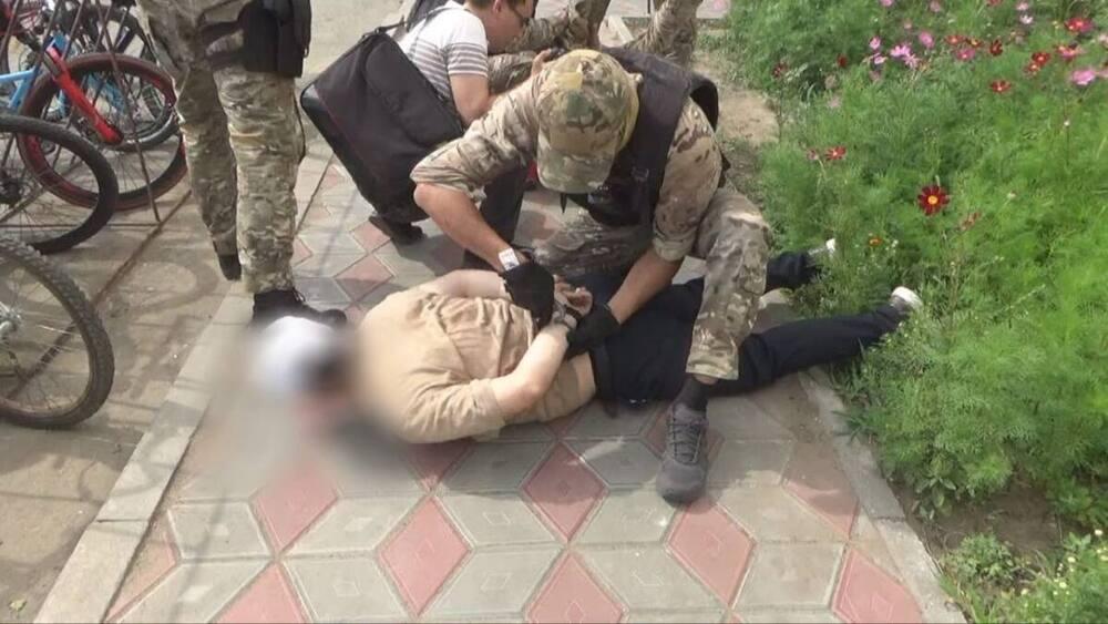 Сбили полицейского при попытке скрыться: подозреваемых в вымогательстве задержали в Павлодарской области