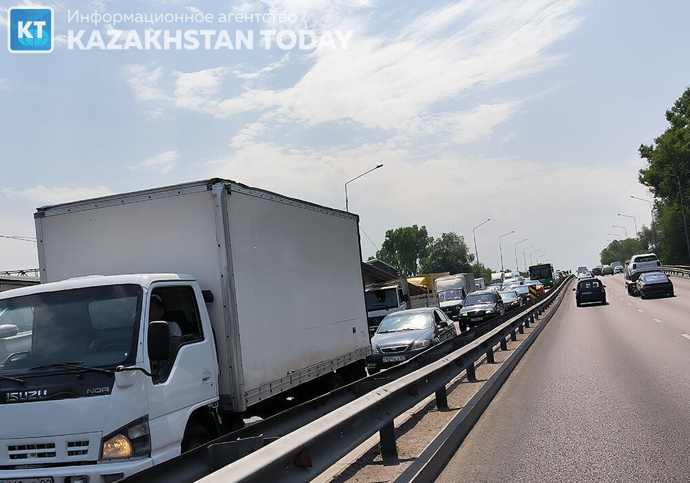 Жители Алматы продолжают жаловаться на транспортный коллапс