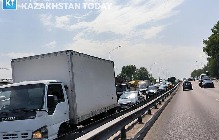 Жители Алматы продолжают жаловаться на транспортный коллапс