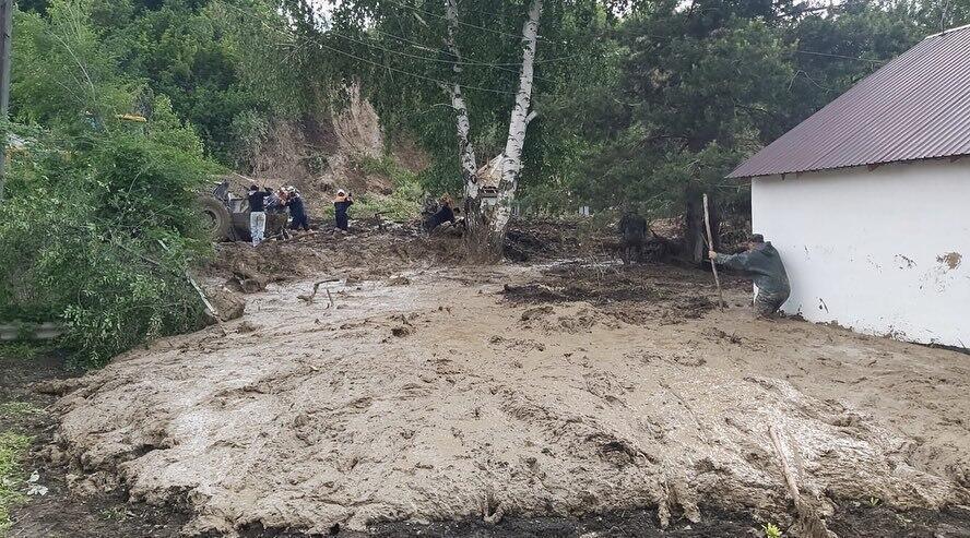 В Грузии сошел оползень: погибли 17 человек
