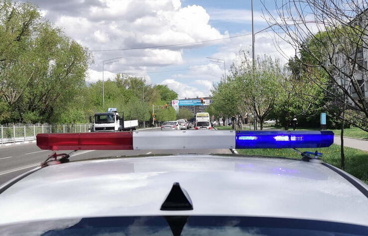 СҚО полицейлері жол шетінен екі адамның мәйіті мен балалар арбасында жатқан сәбиді тапты