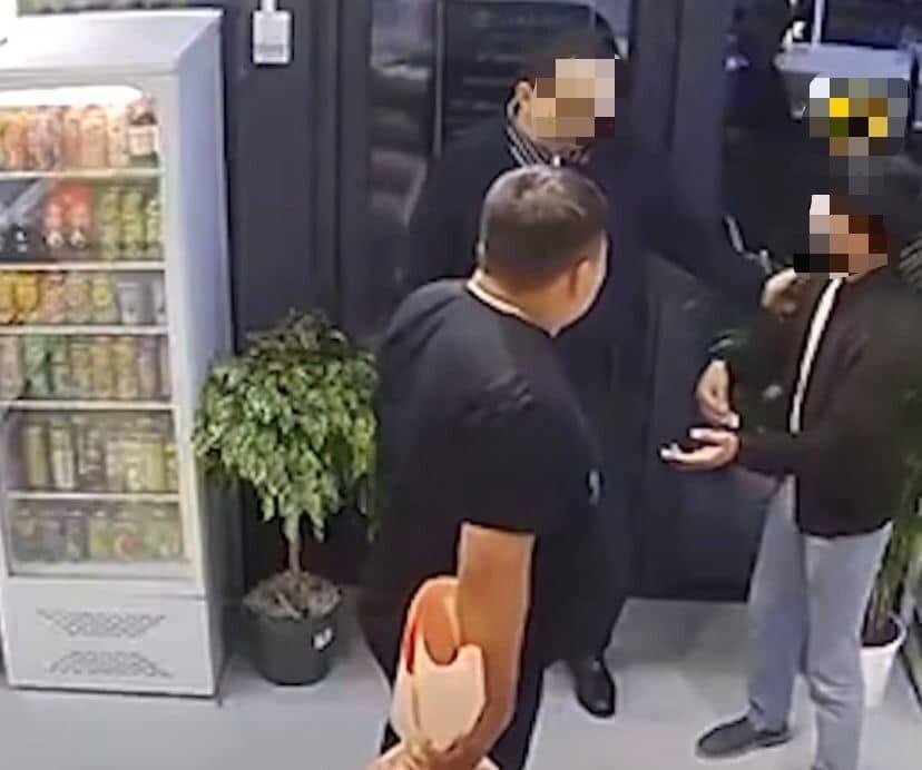 Украл букет в цветочном магазине Шымкента и толкнул продавца: героем видеоролика оказался экс-полицейский