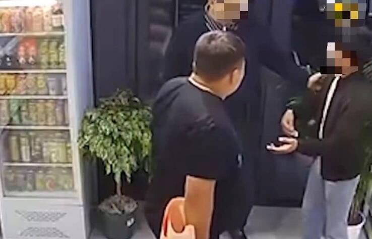 Украл букет в цветочном магазине Шымкента и толкнул продавца: героем видеоролика оказался экс-полицейский