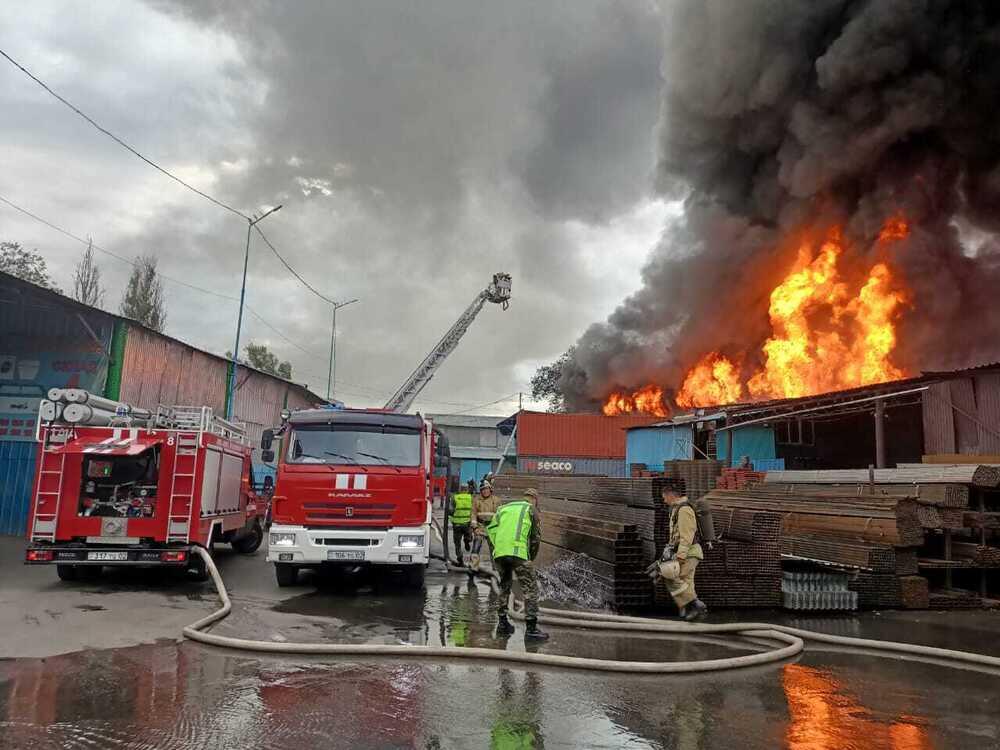 В Алматы произошел пожар в складских помещениях