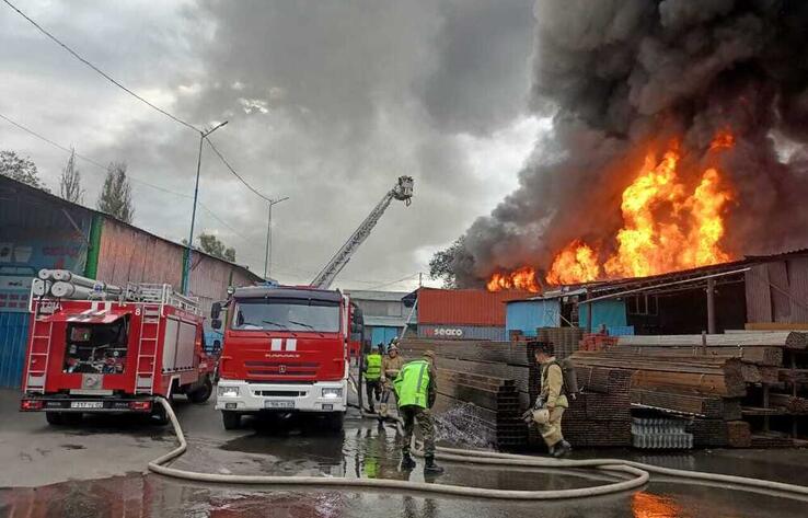 В Алматы произошел пожар в складских помещениях