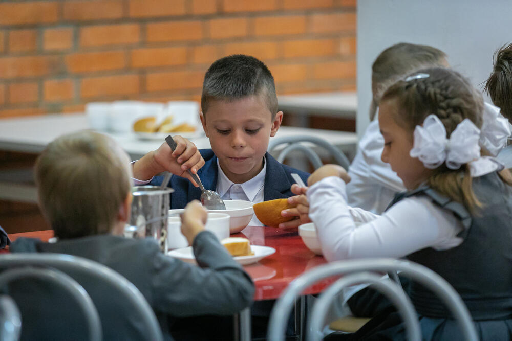 Всех учеников начальных классов обеспечат бесплатным питанием в школах Казахстана