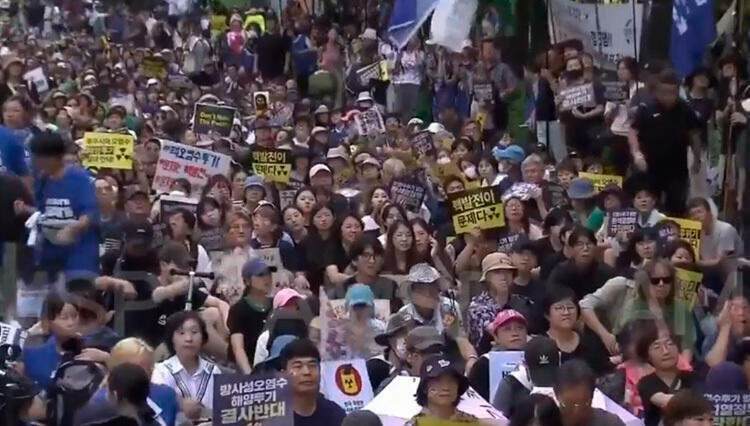 Жители Замбии и Южной Кореи протестуют против сброса Японией сточных вод с "Фукусимы" в море